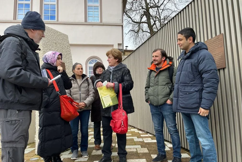 Ein Ausflug mit Flüchtlingen zum Mahnmal für Sinti in Magstadt, zum Zeichen der Erinnerung am Nordbahnhof und zum Lern- und Gedenkort Hotel Silber